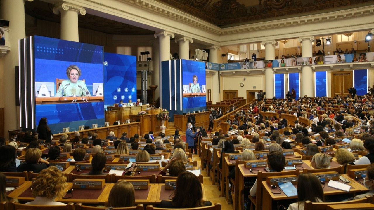 Программа «Женщина-лидер» была представлена на пленарном заседании участникам Евразийского женского форума