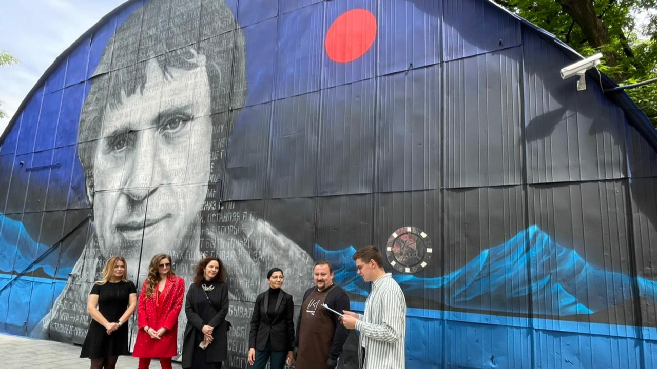 Новый Высоцкий: художники «Культурного кода» создали мурал на одном из зданий Театра на Таганке