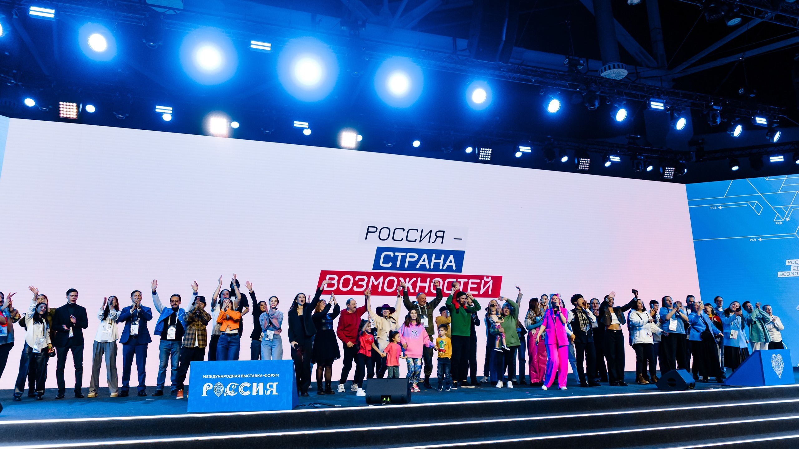 На Форуме национальных достижений «Молодежная политика» прошла презентация платформы «Россия – страна возможностей» и ее проектов
