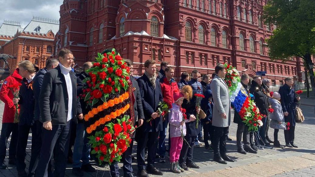 Лидеры России провели церемонию возложения цветов к Могиле Неизвестного солдата