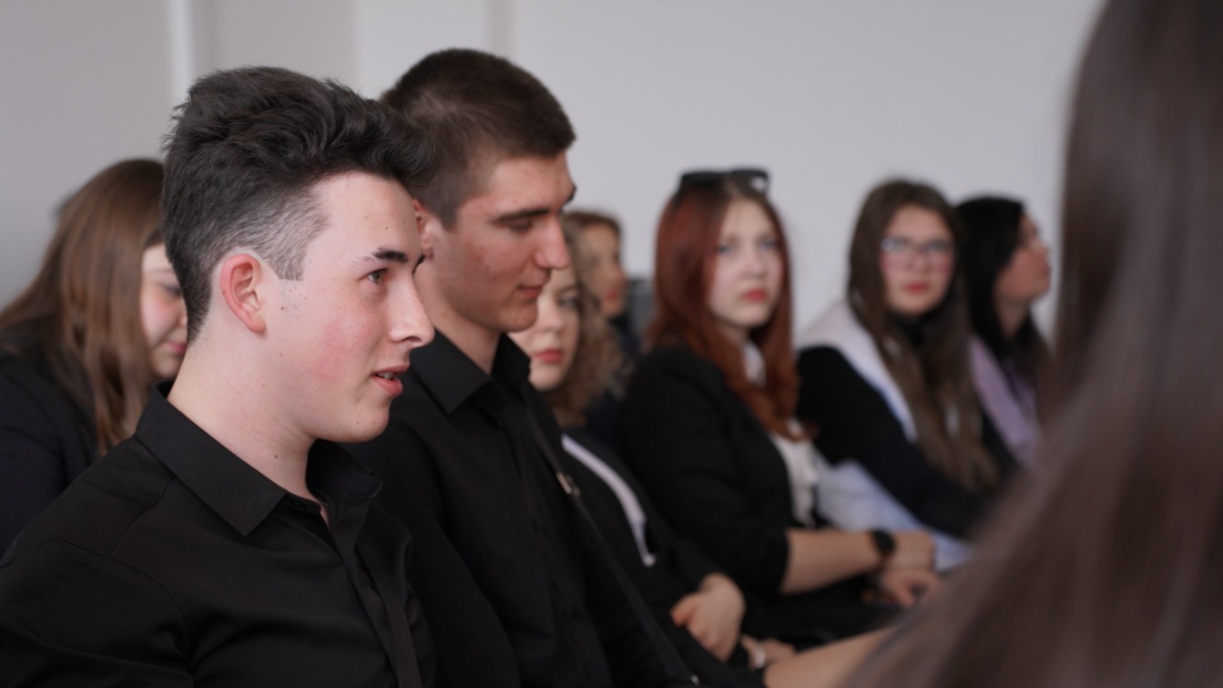 Финалисты проекта «Пишем будущее» встретились с руководителем Министерства молодежной политики в Донецке 