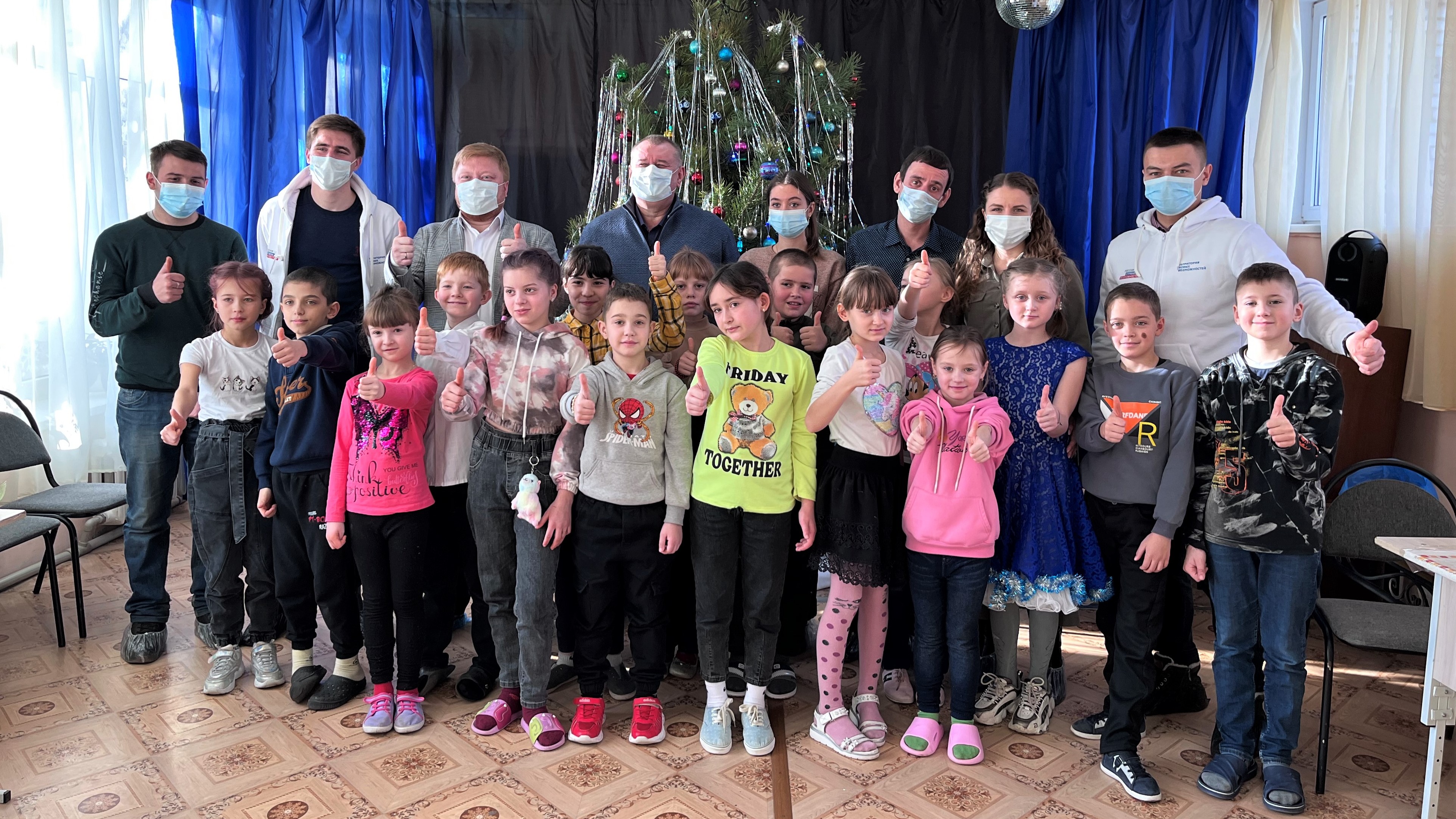 Победители проектов «Россия – страна возможностей» провели в Луганске для детей новогодний мастер-класс и вручили сувениры