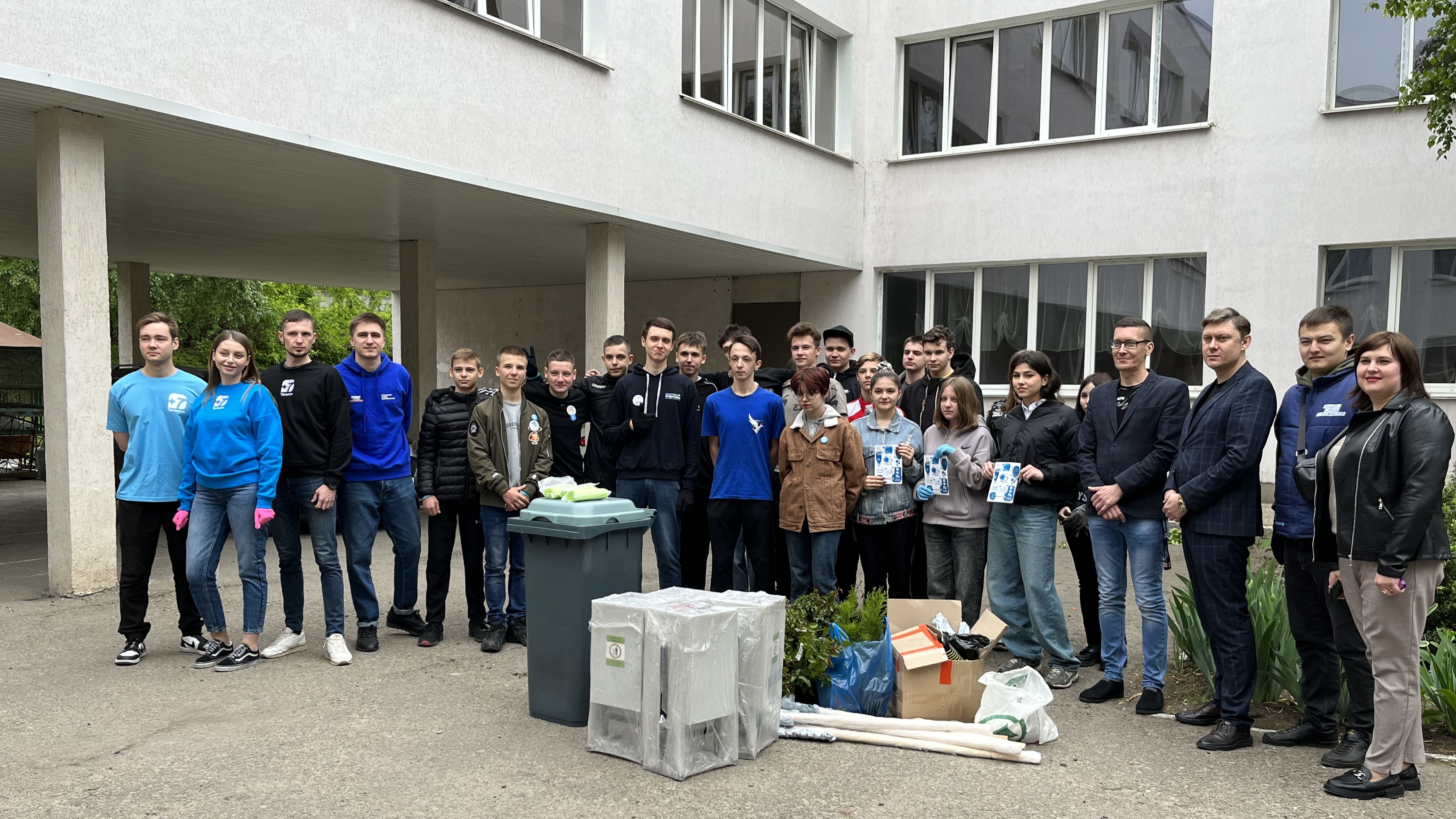 В луганской школе провели субботник и высадили цветы в рамках инициативы проекта «Пишем Будущее» 