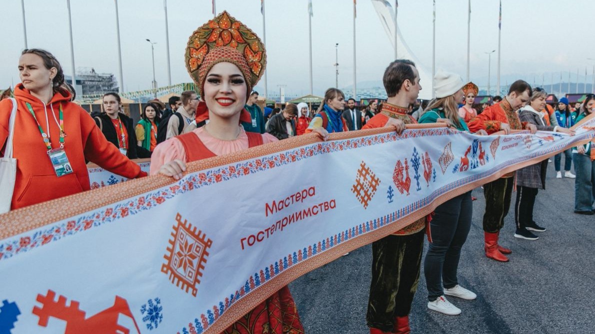На Всемирном фестивале молодёжи установлен мировой рекорд на самый многонациональный «Хоровод дружбы»