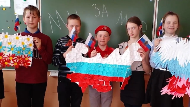 «Я рисую родной флаг»: участники «Большой перемены» создали поделки в цветах триколора