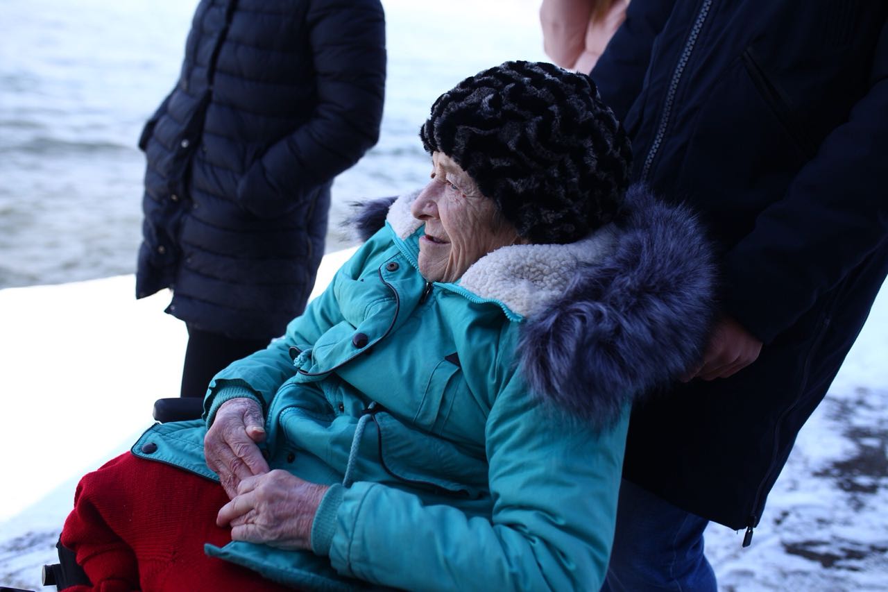 «Мечтай со мной»: волонтёры показали тяжелобольной женщине Байкал 