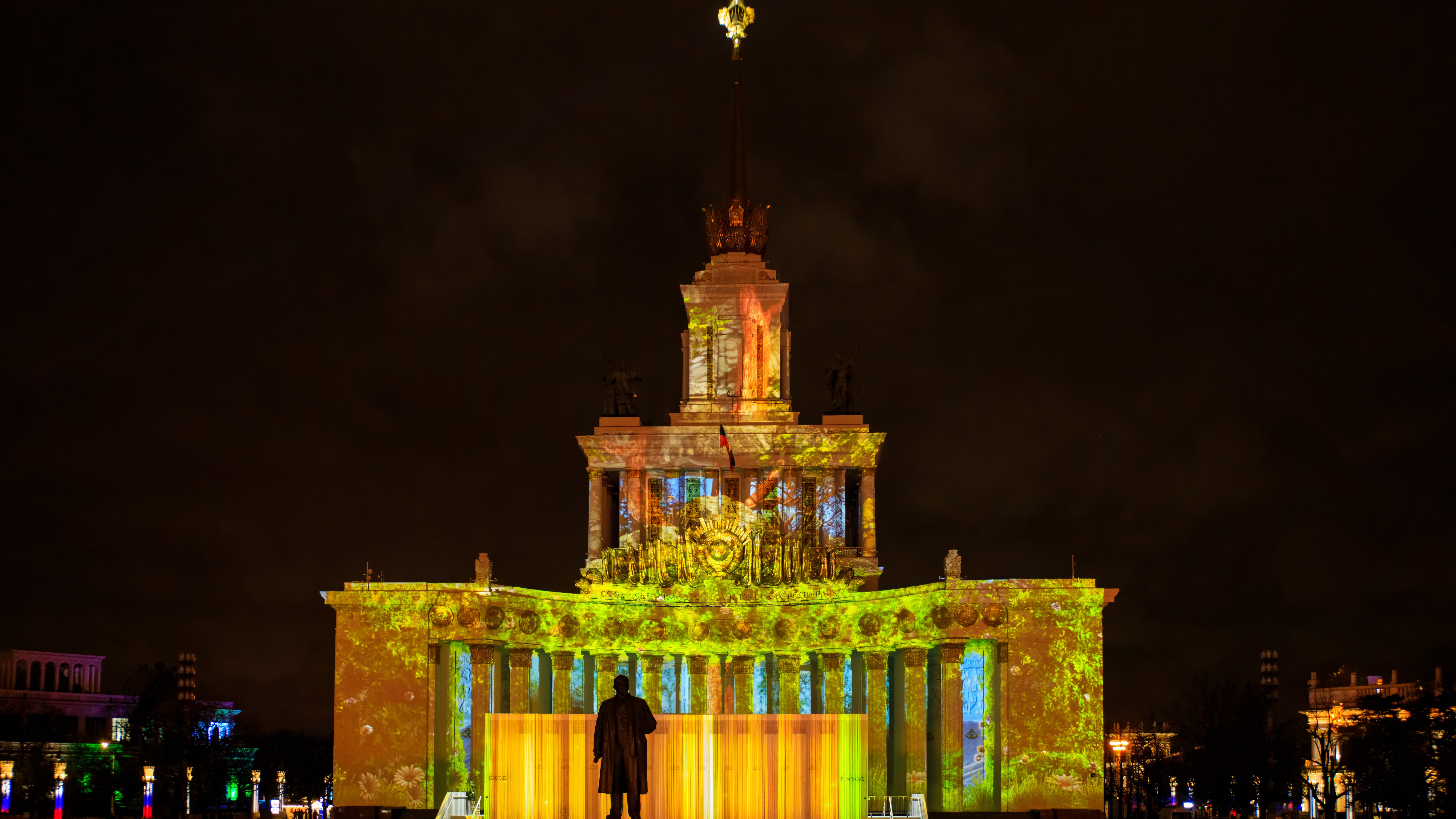 Уникальное световое шоу в честь Дня Героев покажут на фасаде павильона №1 на ВДНХ