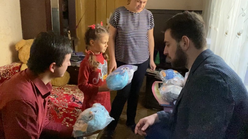 Демобилизованный студент Никита Кокора передал подарки юным мариупольчанкам в рамках Всероссийской новогодней акции «Ёлка желаний» 