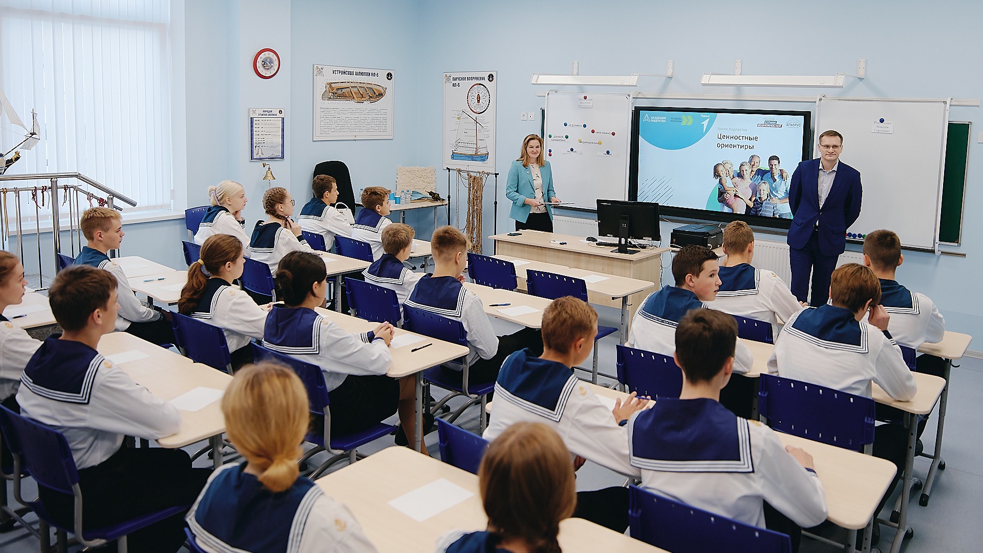 Финалисты конкурса управленцев «Лидеры России» из СЗФО провели уроки лидерства в школах Санкт-Петербурга