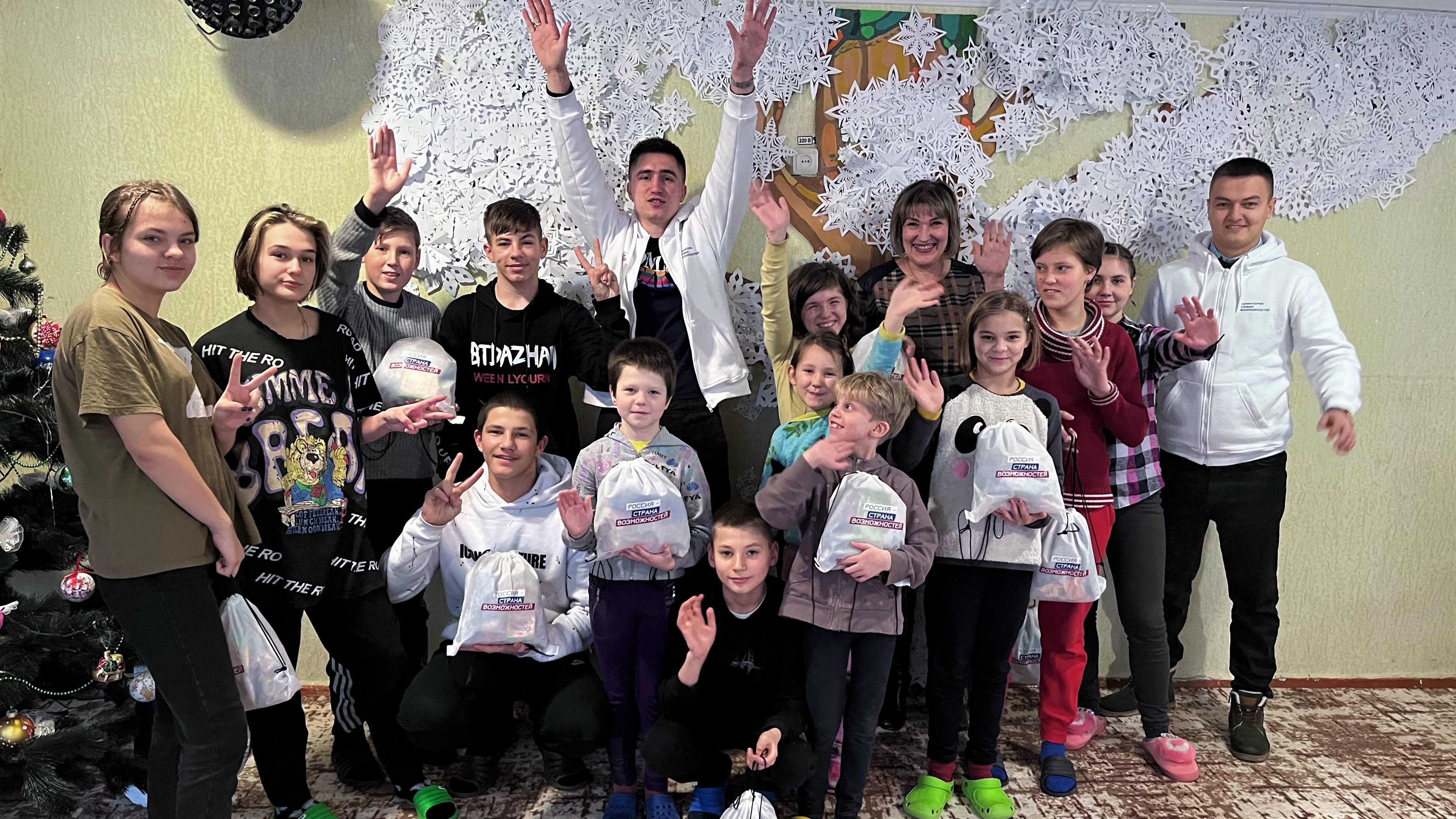 От платформы «Россия – страна возможностей» в ЛНР получили наборы к новому году 1400 детей