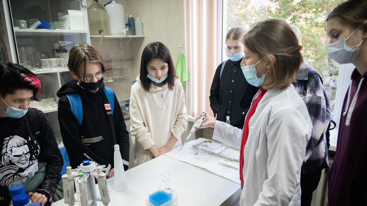 Российским школьникам рассказали о генетических и медицинских исследованиях