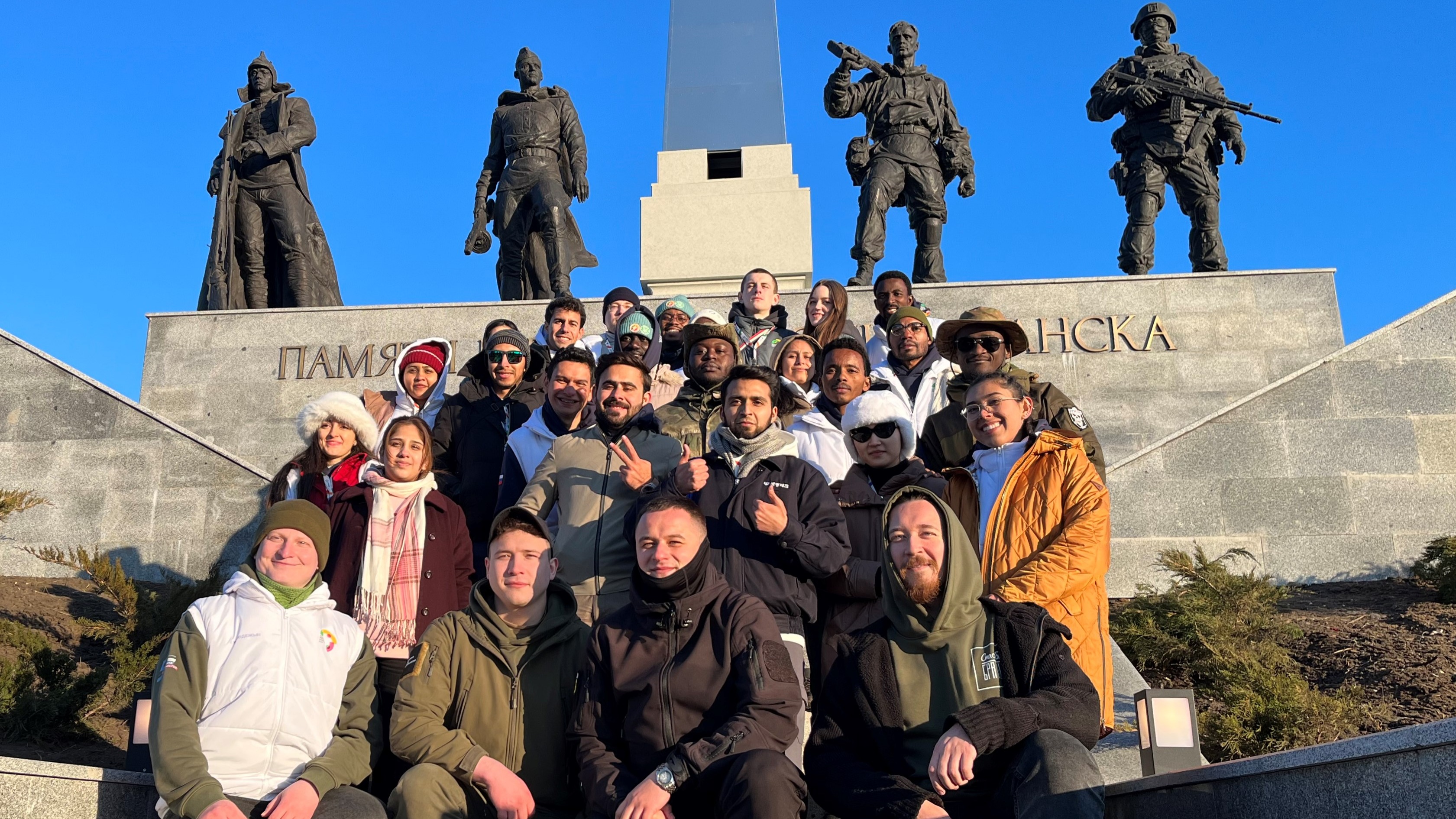 Участники проекта «Спасибо, братцы!» провели для иностранных гостей экскурсию в Луганске в рамках Всемирного фестиваля молодёжи 
