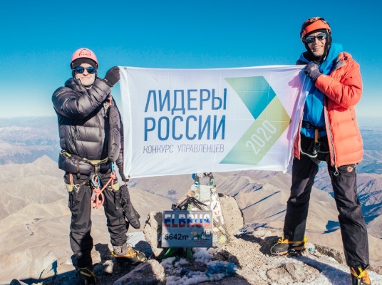 Финалисты конкурса «Лидеры России» подняли на вершину Эльбруса «Знамя Победы»