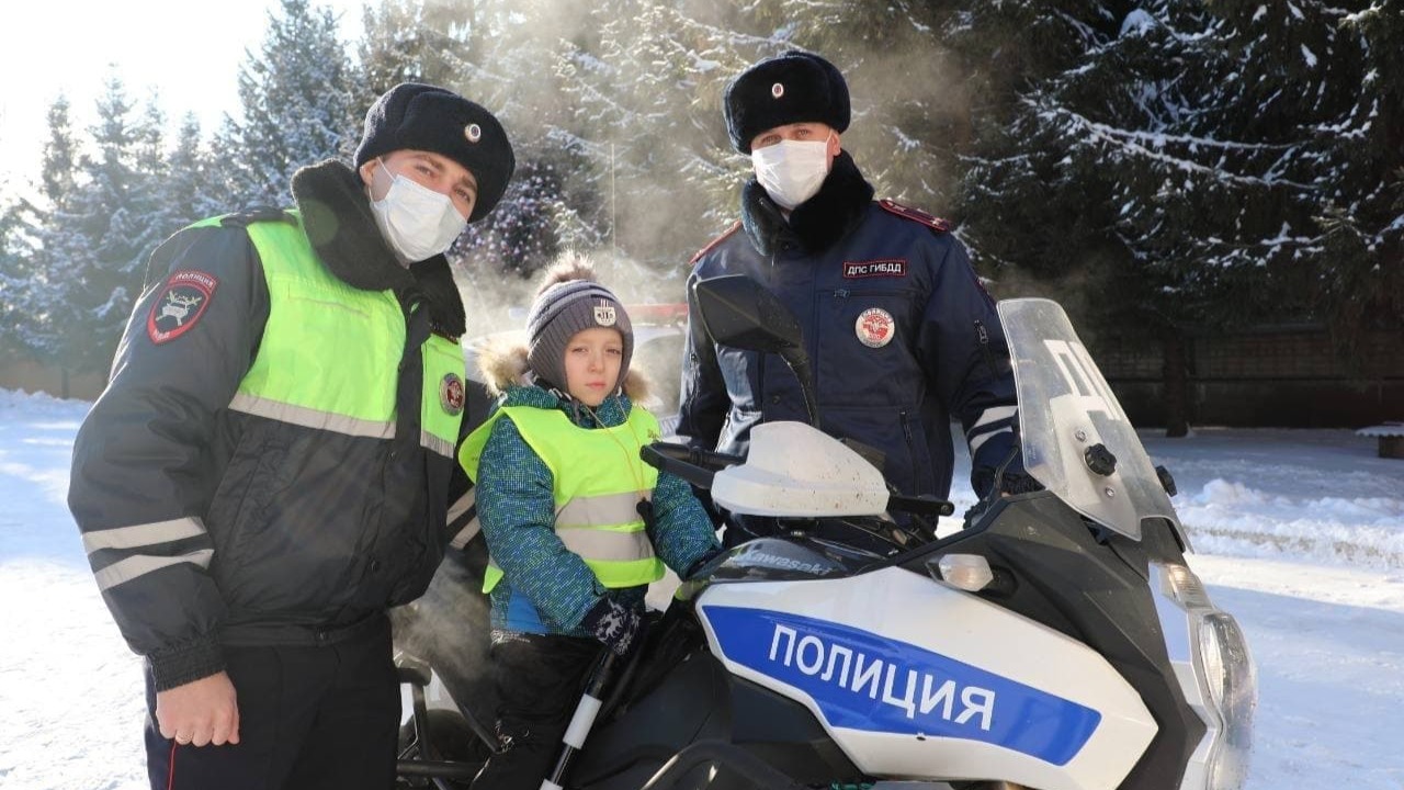 В Мордовии в рамках Всероссийской акции «Елка желаний» полицейские исполнили новогоднюю мечту 5-летнего Эмиля Фейсханова