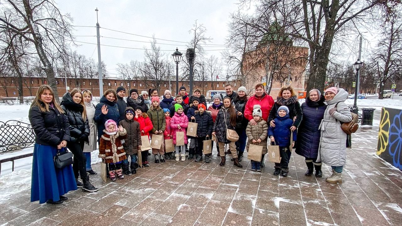 Лидеры России подарили более 1000 школьных рюкзаков детям из ДНР и ЛНР